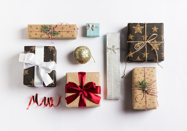 Foto grátis caixa de presente de feriado de natal ano novo em branco