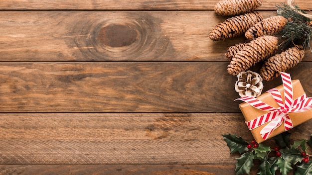 Foto grátis caixa de presente de natal com cones grandes