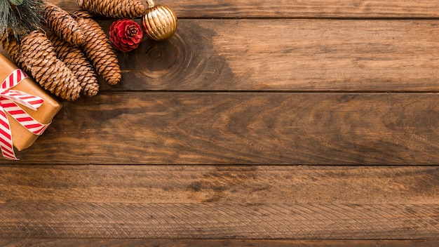 Caixa de presente de natal com grandes cones na mesa