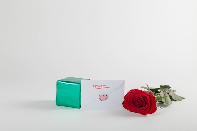 Caixa de presente, envelope e rosa