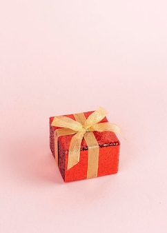 Caixa de presente vermelha com fita dourada