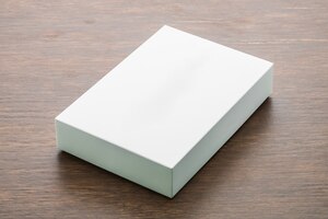 Foto grátis caixa em branco simulada acima no fundo de madeira
