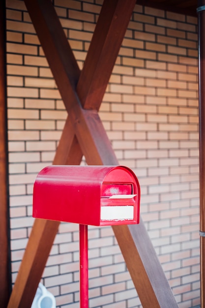 caixa postal de correio vermelho e carta dentro