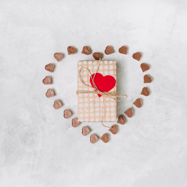 Foto grátis caixa presente, entre, doce chocolate, bala doce, em, forma, de, coração