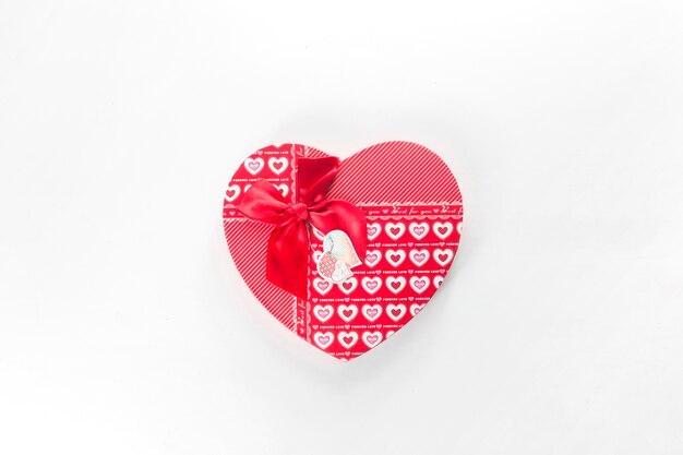 Caixa vermelha em forma de coração na mesa