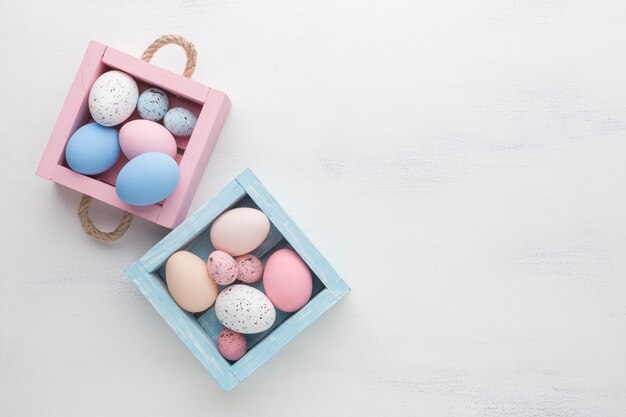 Caixas bonitos com ovos de Páscoa coloridos e espaço para texto