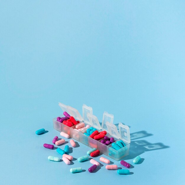 Caixas de comprimidos em fundo azul