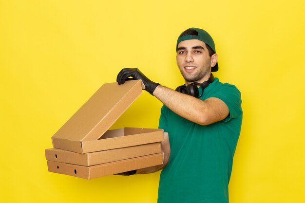 Caixas de entrega de correio jovem masculino em vista frontal