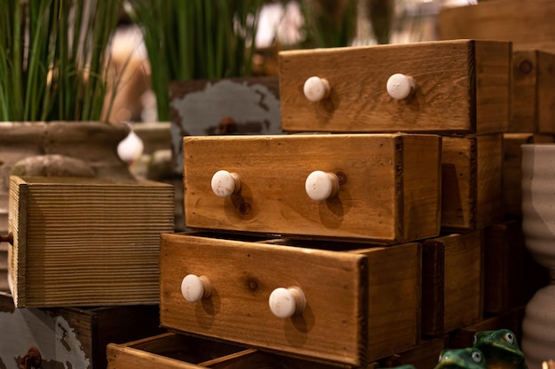 Caixas de madeira fechadas para o detalhe da decoração da casa