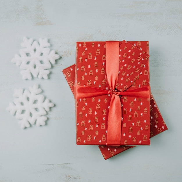 Foto grátis caixas de natal e flocos de neve