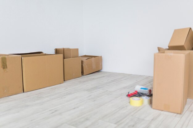 Caixas de papelão no novo apartamento