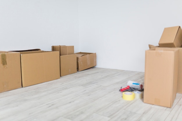 Caixas de papelão no novo apartamento