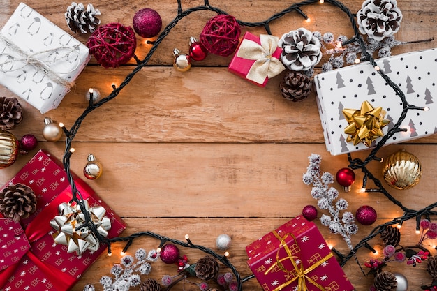 Caixas de presente de Natal com guirlanda na mesa