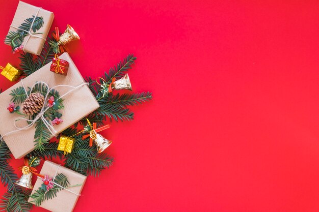 Caixas de presente decoradas no ramo de Natal