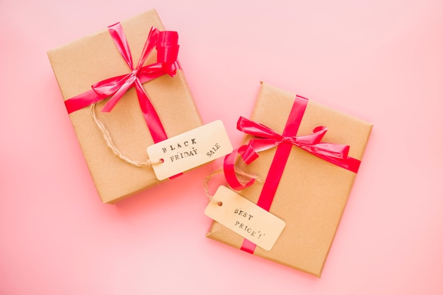 Caixas de presentes com arcos vermelhos e tags de venda