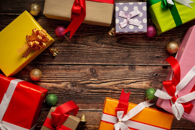 Caixas de presentes com enfeites de Natal em fundo de madeira