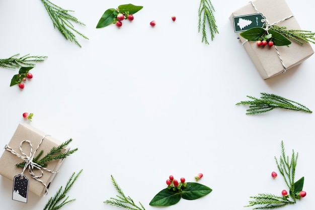 Caixas de presentes de Natal em fundo branco com espaço de design