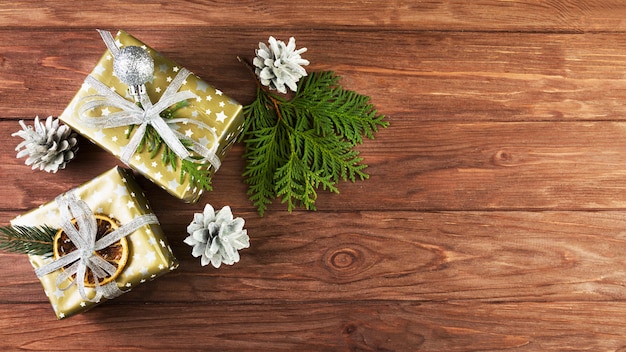 Foto grátis caixas de presentes em natal envolve perto senões e filial de coníferas