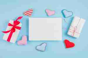 Foto grátis caixas de presentes perto de corações de papel e brinquedo