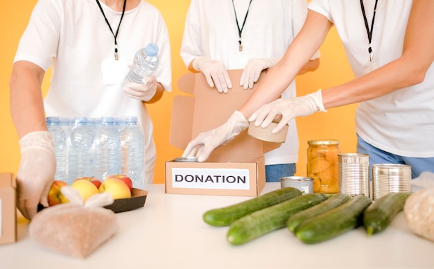 Caixas para doação de alimentos em dia de preparação