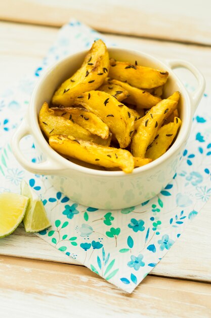 Cal perto de pedaços de batatas fritas