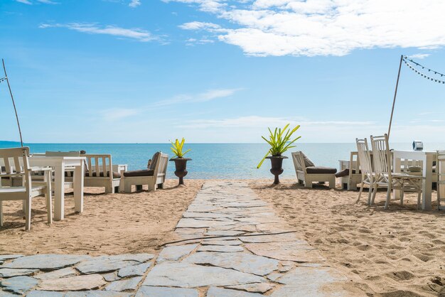 Calçada com céu e mar