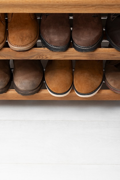Calçados empilhados em estantes de sapatos em ambientes fechados