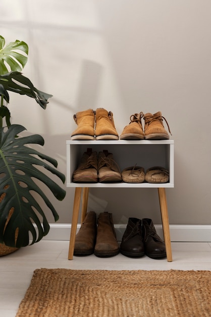 Foto grátis calçados empilhados em estantes de sapatos em ambientes fechados