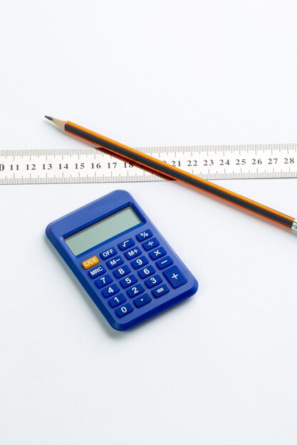 Calculadora azul contabilidade mão use junto com lápis de grafite e régua transparente na parede branca