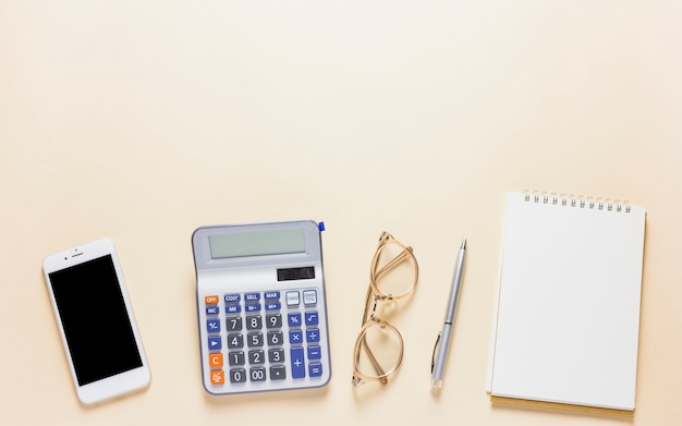 Calculadora com smartphone na mesa