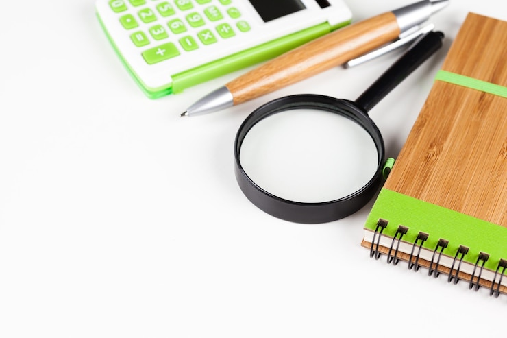 Foto grátis calculadora com uma lupa em um fundo branco