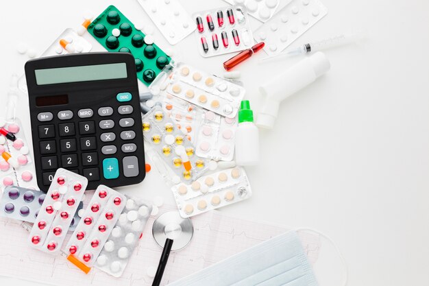 Calculadora plana leiga e vários tipos de comprimidos