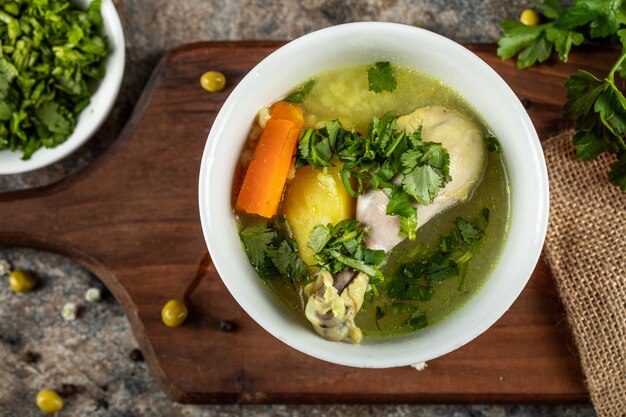 Caldo de sopa com cenoura, batata e hortaliças picadas