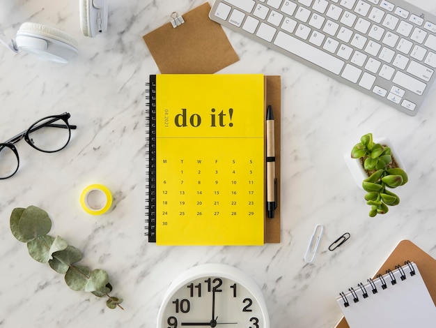 Calendário amarelo de mesa plana