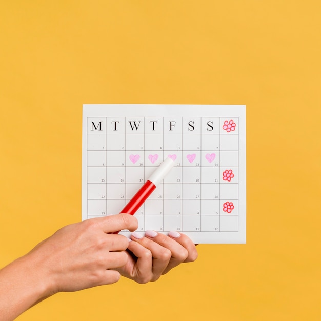 Foto grátis calendário de menstruação vista frontal com corações e flores