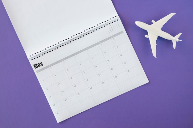 Foto grátis calendário de vista superior e avião de brinquedo branco