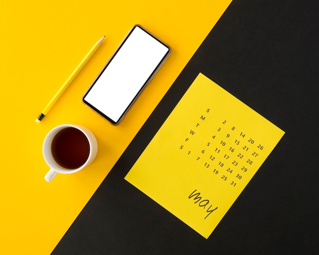 Calendário do planejador em fundo amarelo e preto com café