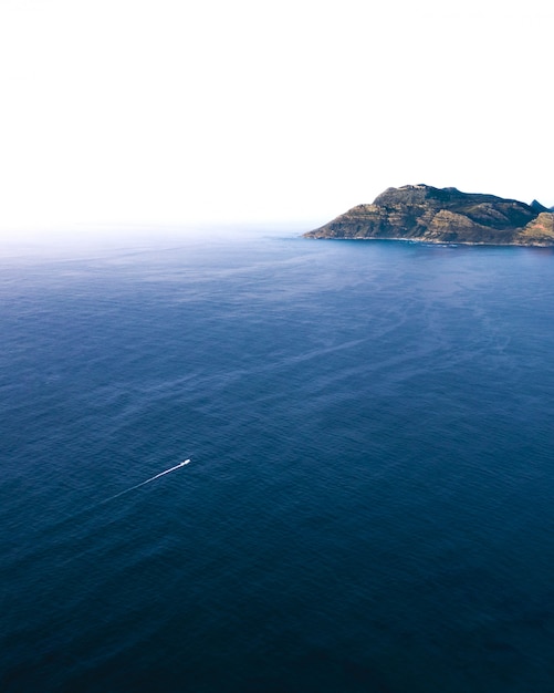 Calma corpo azul de água com uma formação rochosa