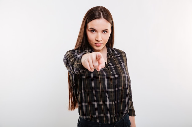 Calma mulher de camisa apontando para você