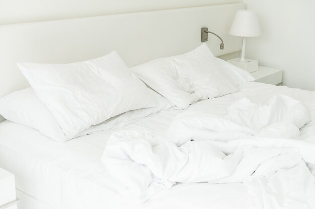 cama branca desarrumada