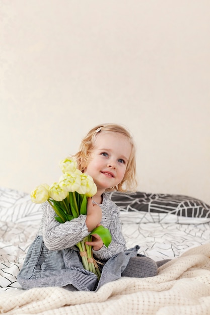 Foto grátis cama pequena na cama com flores