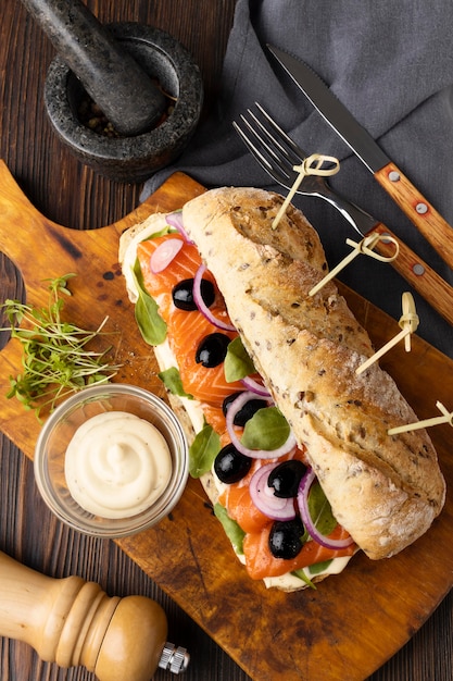 Foto grátis cama plana de sanduíche com azeitonas e salmão