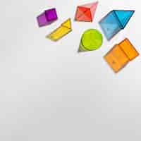 Foto grátis camada plana de formas translúcidas coloridas com espaço de cópia