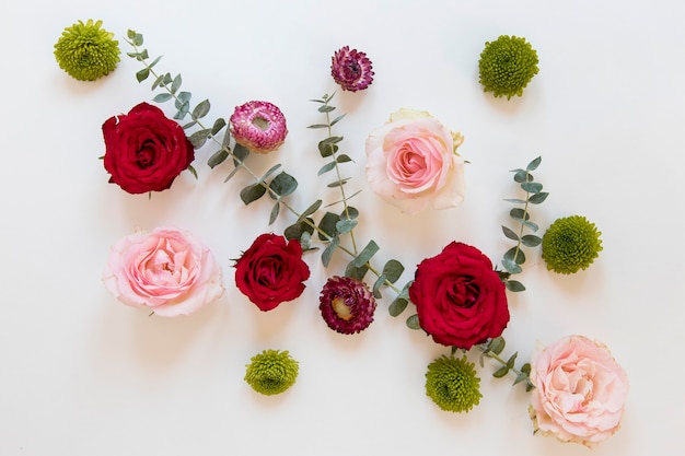 Foto grátis camada plana de lindos arranjos de flores