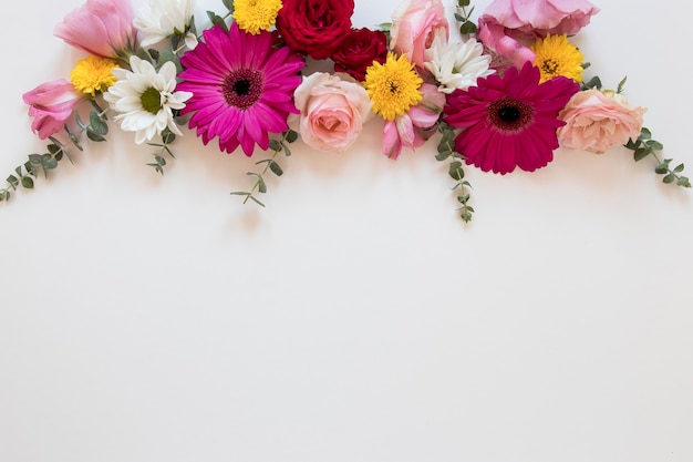 Camada plana de lindos arranjos de flores