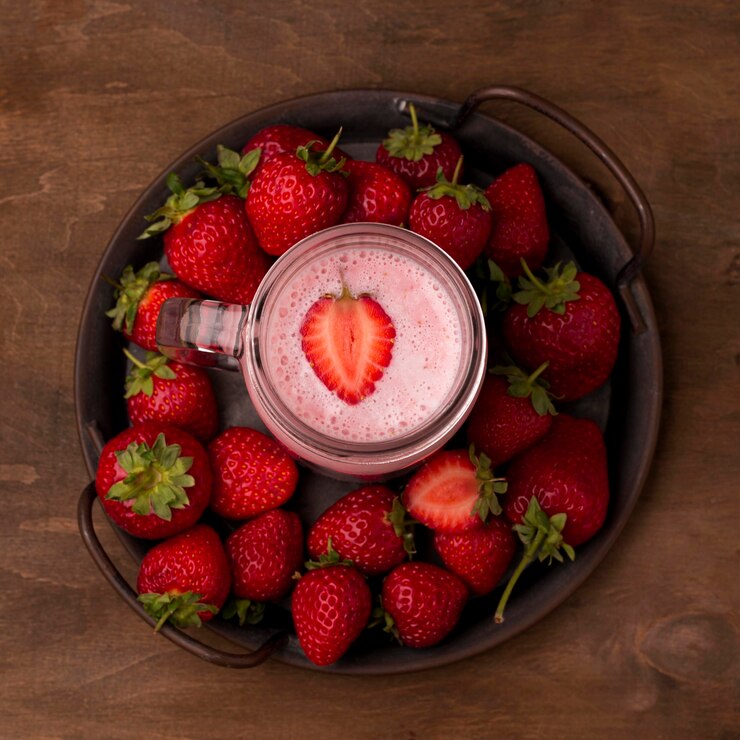 Foto grátis camada plana de milkshake de morango com frutas