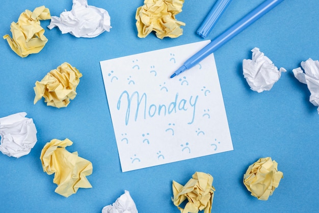 Camada plana de nota adesiva com franzidos e papel amassado para segunda-feira azul