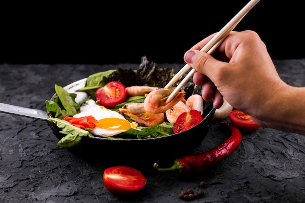 Foto grátis camarão asiático e salada de legumes