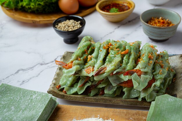 Camarão cozido no vapor Wontons Dim Sum com matérias-primas.