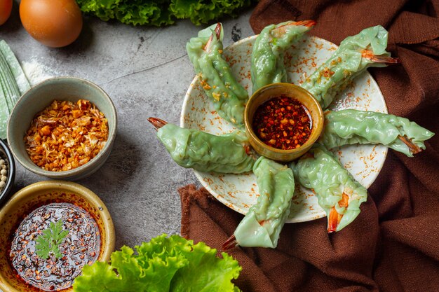 Camarão cozido no vapor wontons dim sum com matérias-primas.